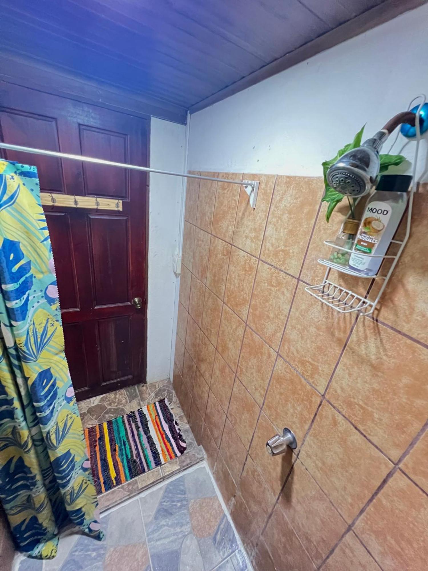 Cheap Hostel Quepos Buitenkant foto