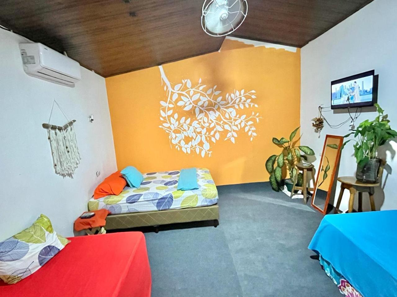 Cheap Hostel Quepos Buitenkant foto